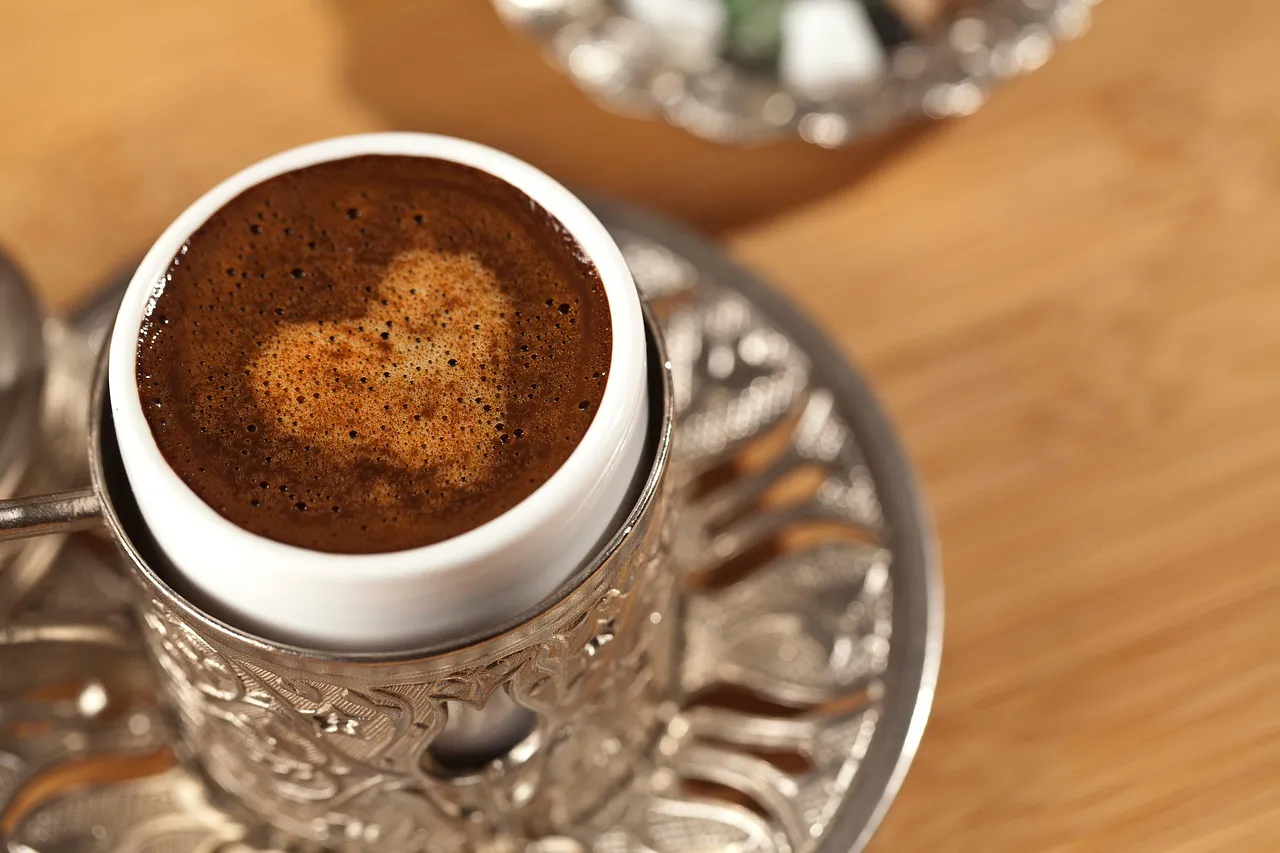 Nimm etwas Essig und gib ihn in den Kaffee. Dieser einfache Trick ist echt super.