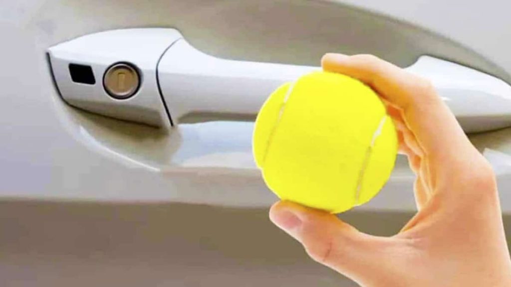 Der Trick mit dem Tennisball, um das Auto zu öffnen, wenn Sie die Schlüssel im Auto liegen gelassen haben, funktioniert immer