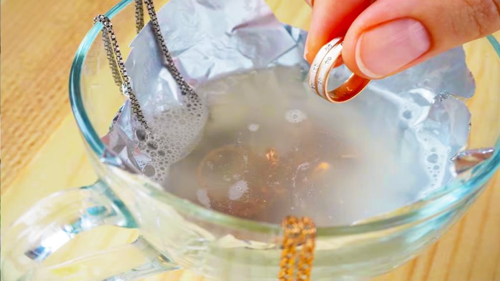 Eine einfache und zauberhafte Methode, um Schmuck zu reinigen und ihm sein ursprüngliches Aussehen zurückzugeben, ohne ihn zu beschädigen