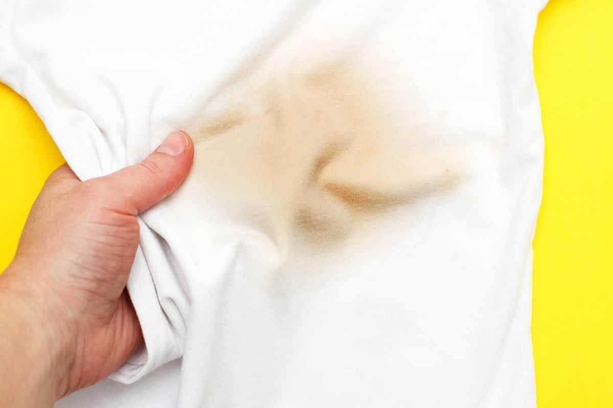 Wie man Flecken mit einem zuverlässigen Mittel aus weißer Wäsche entfernt: Anwendung und Empfehlungen