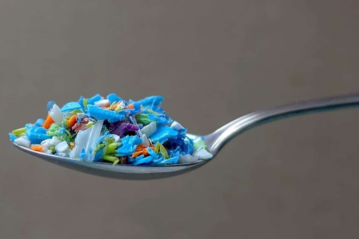 In Glasflaschen wurde mehr Mikroplastik gefunden als in Plastikflaschen. Schuld daran sind die Verschlüsse