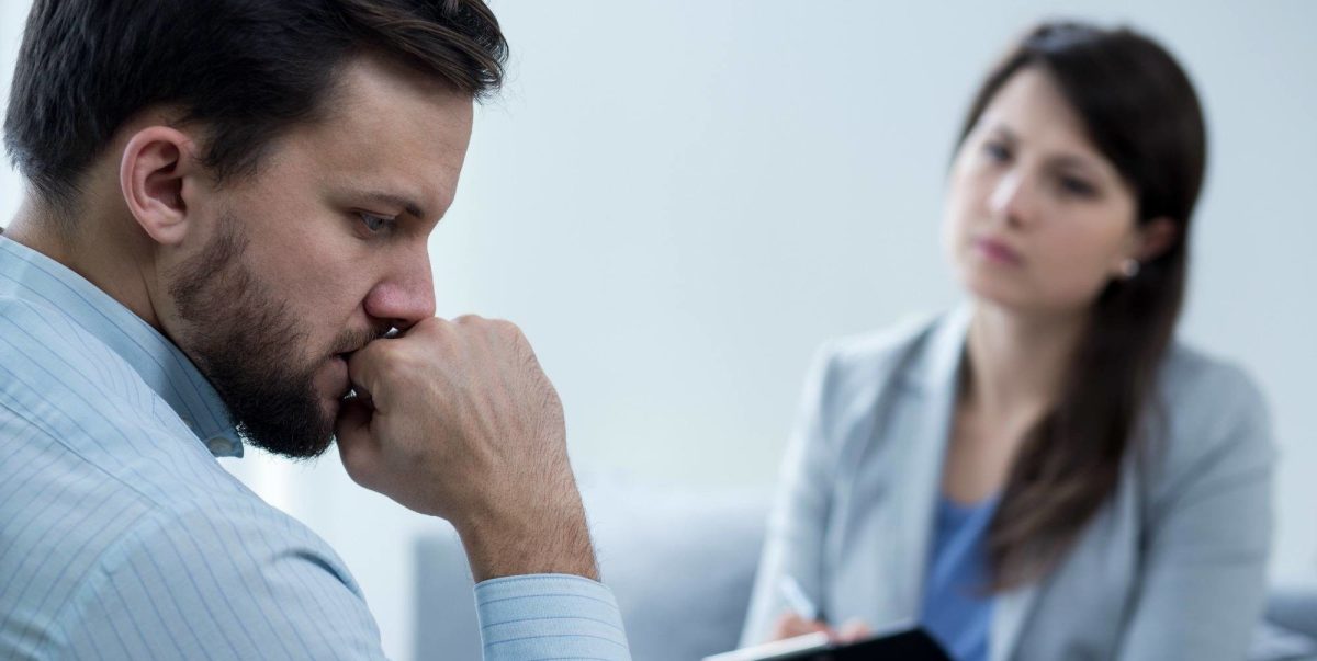 Was bedeutet es aus psychologischer Sicht, während eines Gesprächs den Blick abzuwenden?