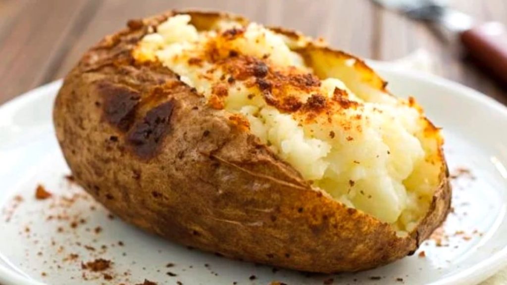 Ohne Backofen und Herd: Das Geheimnis der Köche, wie man Kartoffeln in weniger als 10 Minuten im Backofen zubereitet