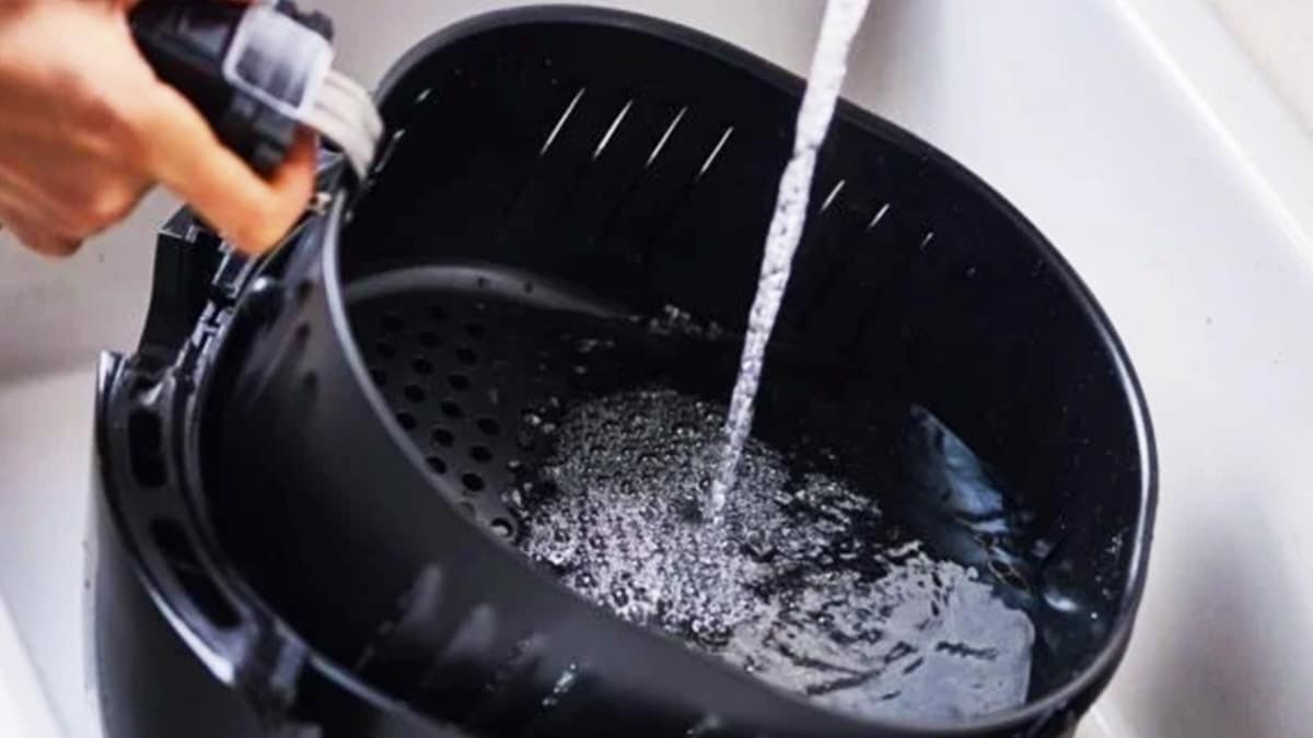 Weder Essig noch Wasser: Das magische Geheimnis der Reinigung des AirFryers mit einem Hausmittel