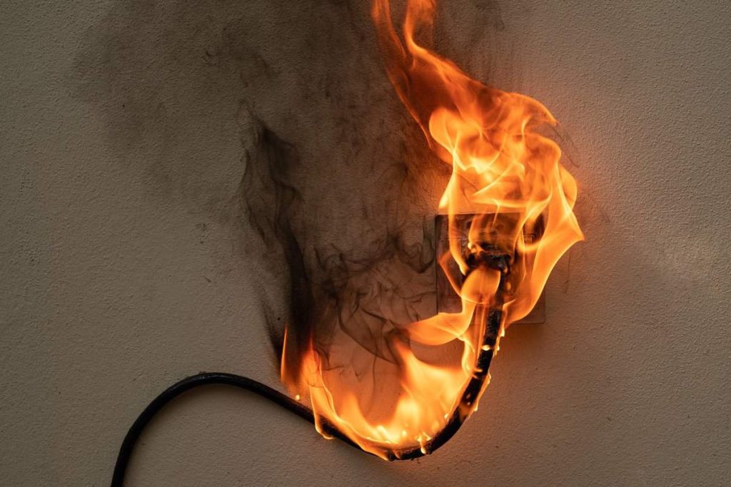 Elektrogeräte, die niemals an eine Verlängerungsschnur angeschlossen werden dürfen.