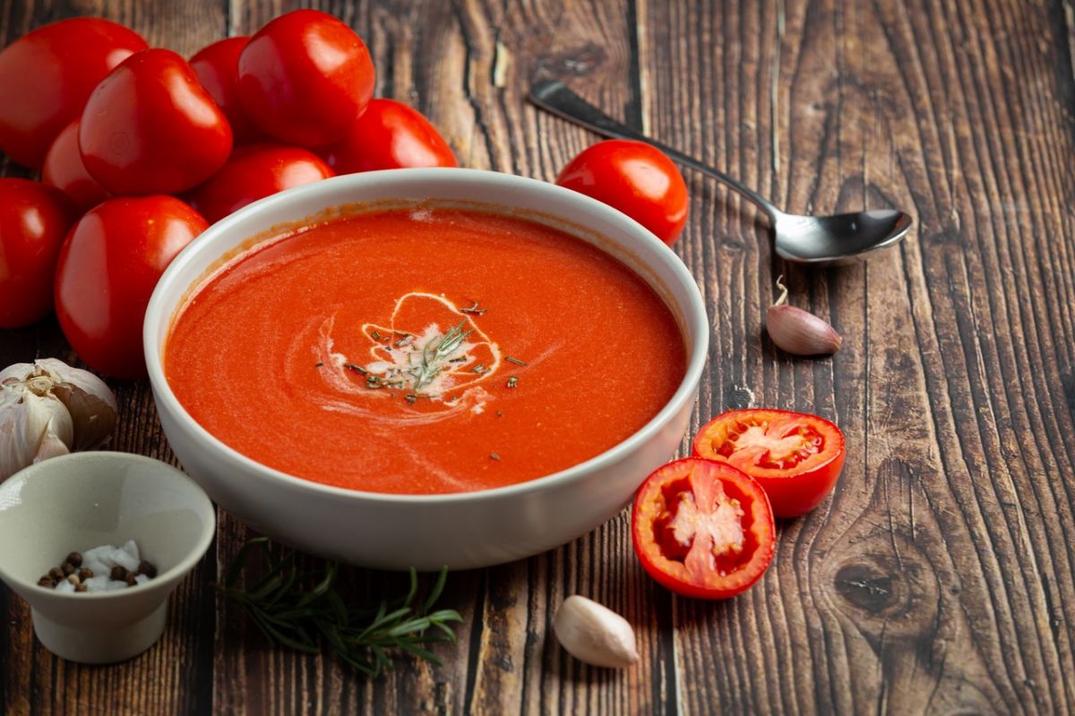 Am Ende der Zubereitung füge ich einen Löffel Tomatensauce hinzu. Sie verstärkt den Geschmack und verleiht dem Gericht eine samtige Konsistenz.