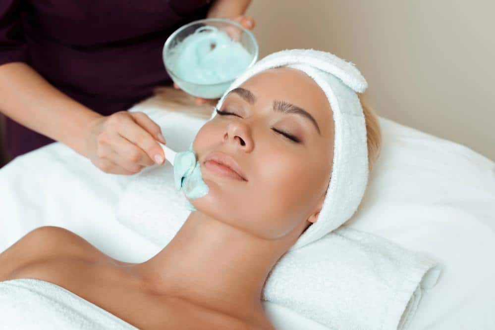 Verabschieden Sie sich davon, ein Vermögen für Anti-Aging-Cremes auszugeben: ein viraler Lifehack mit Nivea und einem Löffel zur Beseitigung von Falten