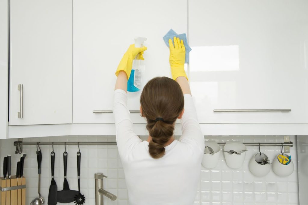 Fett auf Küchenmöbeln? Diese Methoden funktionieren besser als chemische Mittel aus dem Laden und beschädigen die Fronten nicht!