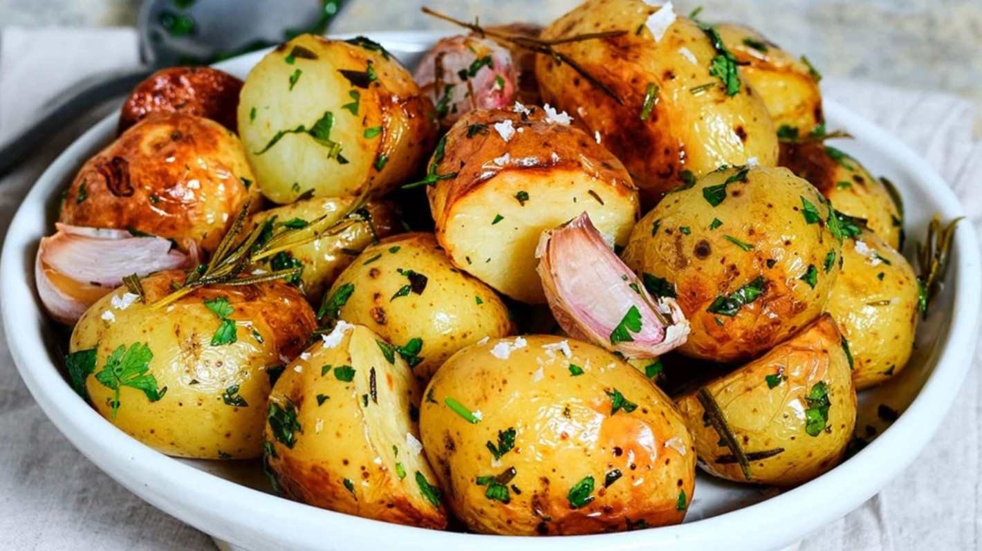 Ohne Backofen und Herd: Das Geheimnis der Köche, wie man Kartoffeln in weniger als 10 Minuten im Backofen zubereitet