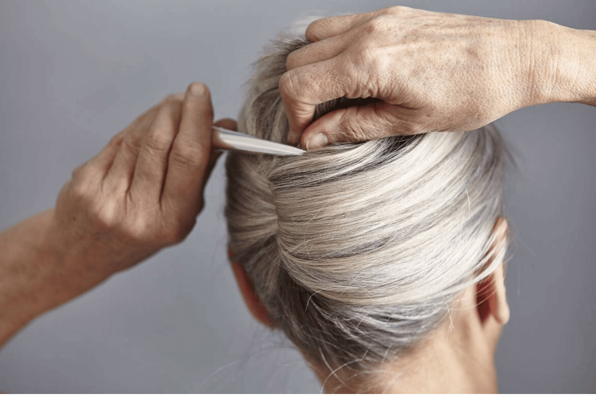 Weder Rosmarin noch Lorbeer: Eine Pflanze, die das Haar belebt und graue Haare schon nach der ersten Anwendung kaschiert