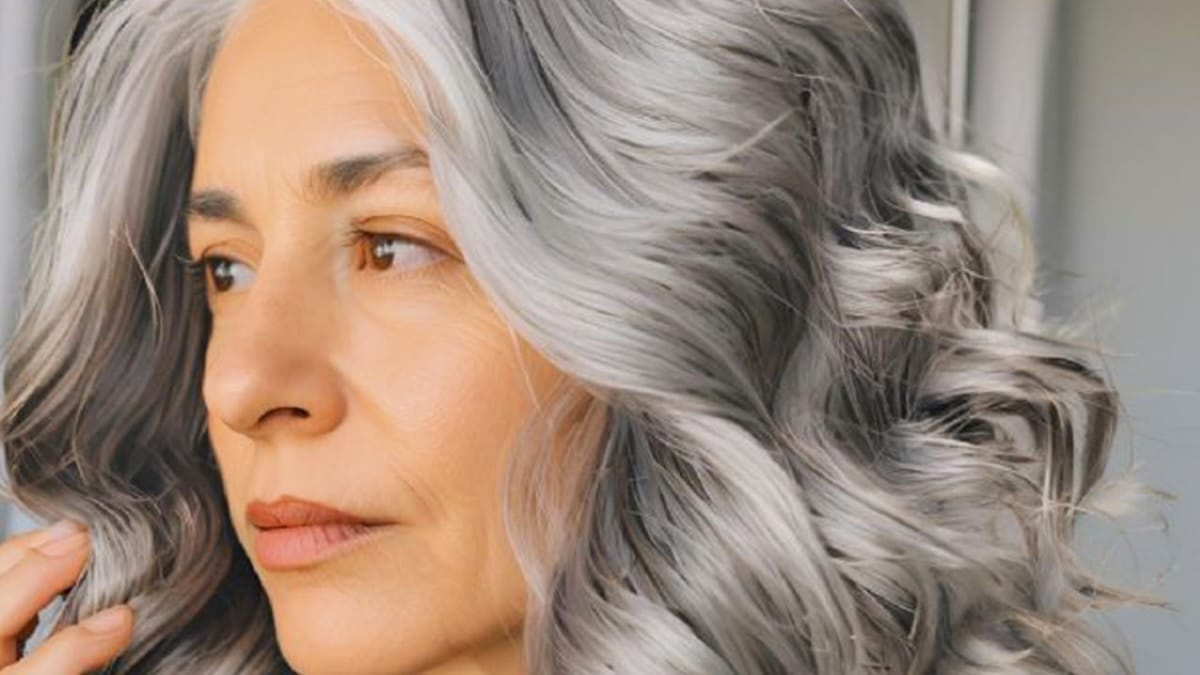 Auf Wiedersehen, graue Haare: Die Technik des Reverse Balayage, die sofort verjüngt