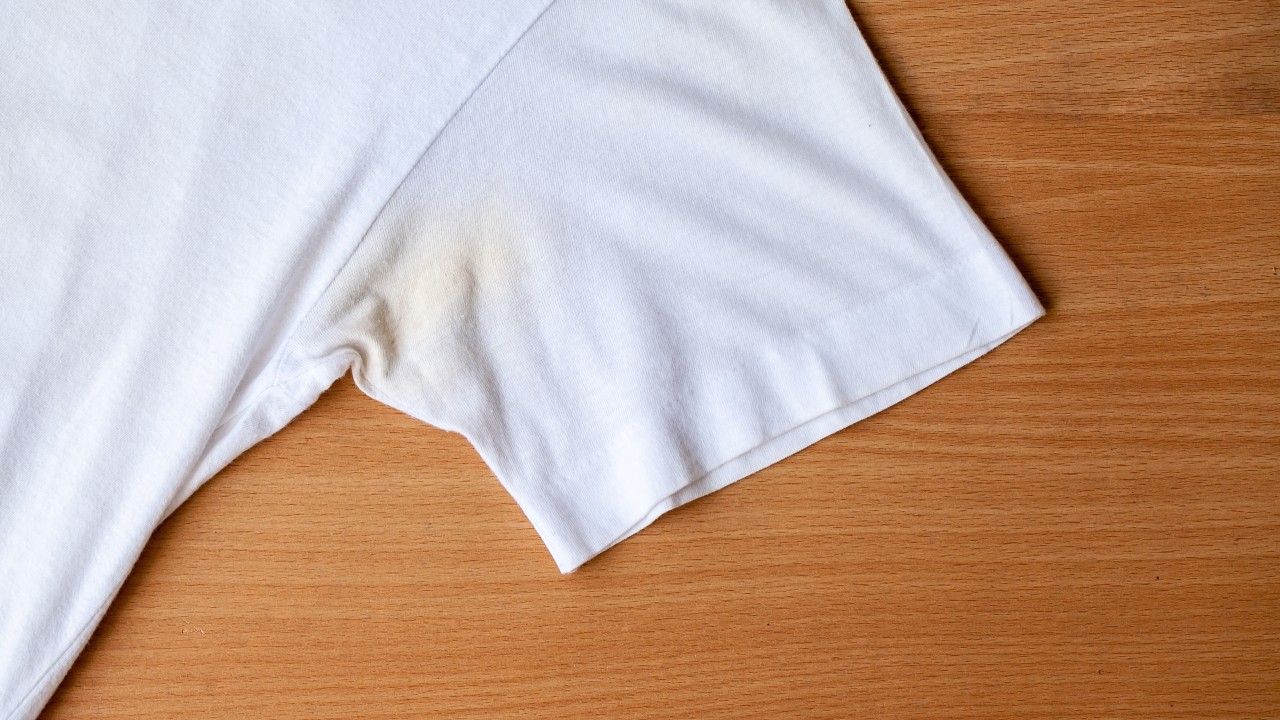 Wie entfernt man Schweißflecken aus Kleidung? Eine sehr einfache Methode.