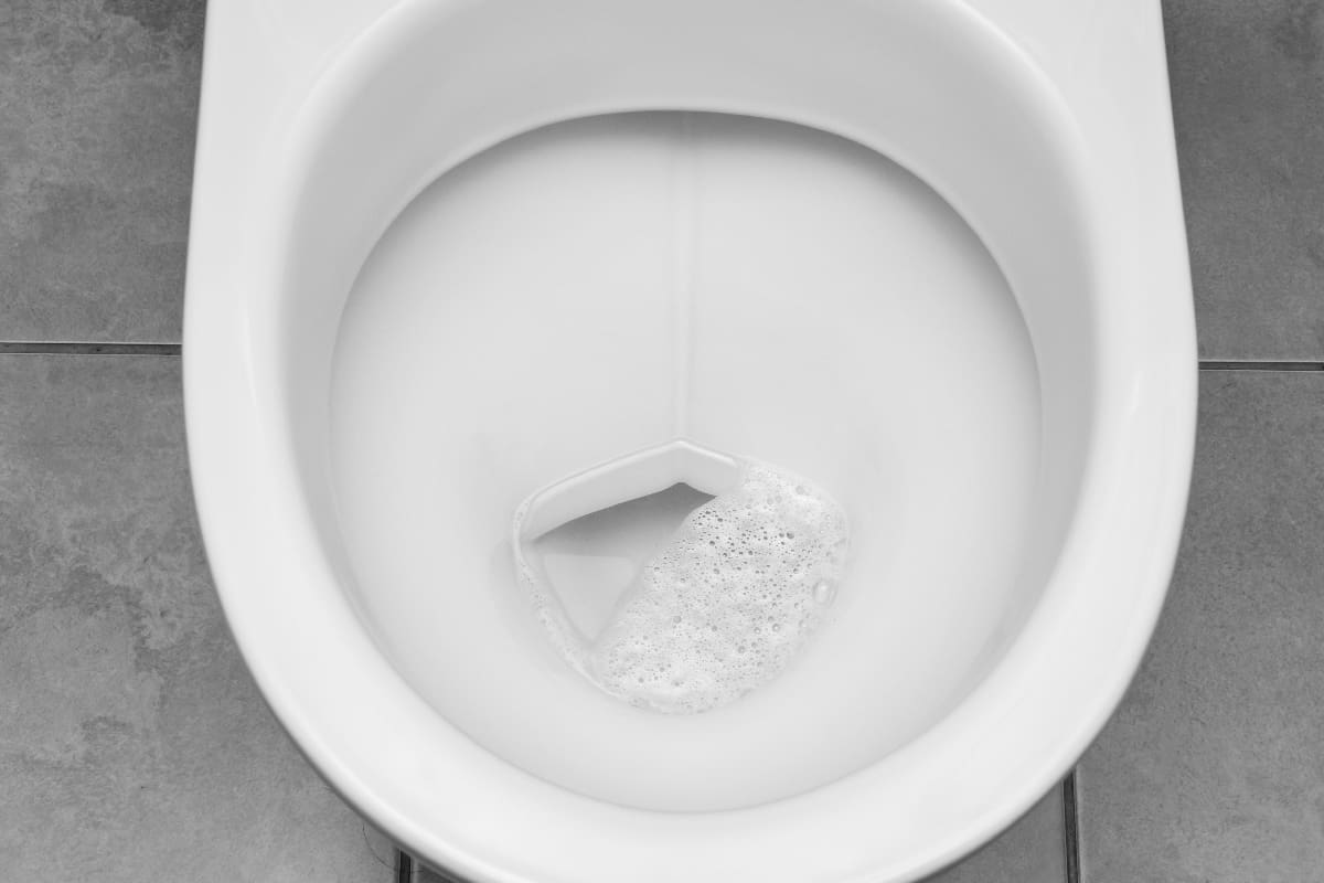 Produkt zur Reinigung des Inneren der Toilettenschüssel, das diese mühelos und in Sekundenschnelle wie neu aussehen lässt
