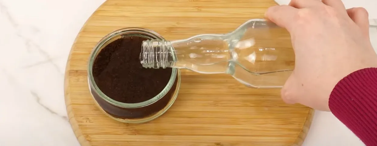 Nimm etwas Essig und gib ihn in den Kaffee. Dieser einfache Trick ist echt super.