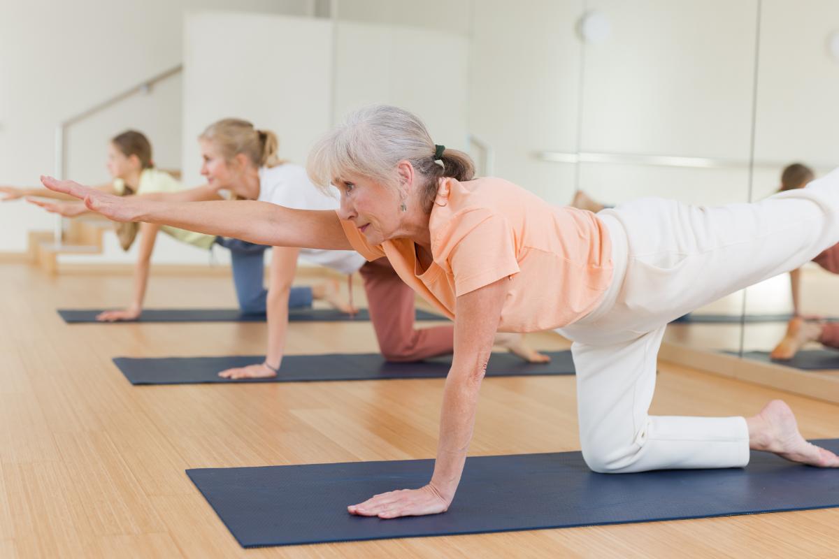 Niemand spricht darüber, aber ältere Menschen können ihre Kräfte wieder aufbauen, ohne ins Fitnessstudio zu gehen, indem sie diese Übung zu Hause machen.