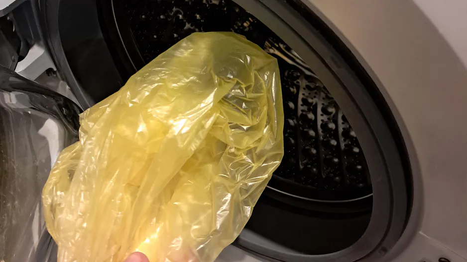 Legen Sie es zusammen mit Ihrer Wäsche in die Waschmaschine. Das lästige Problem verschwindet
