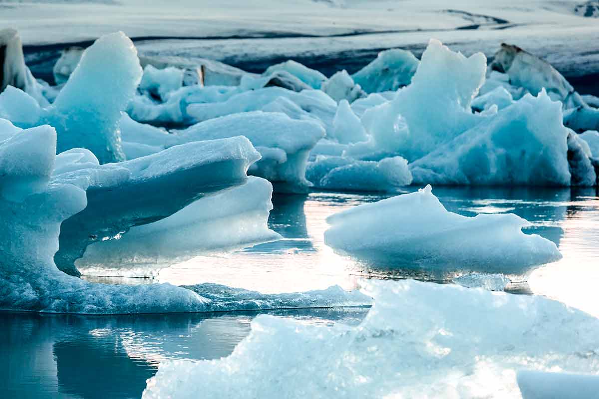 Grönland im Fokus der Wissenschaftler nach der Entdeckung eines versteckten Sees, der aktuelle Klimaprognosen widerlegt Internationale Forscher haben ein unerwartetes Phänomen dokumentiert, das eine Überarbeitung der Modelle zum Verhalten des Polareises und dessen Auswirkungen auf den Meeresspiegel erforderlich macht.