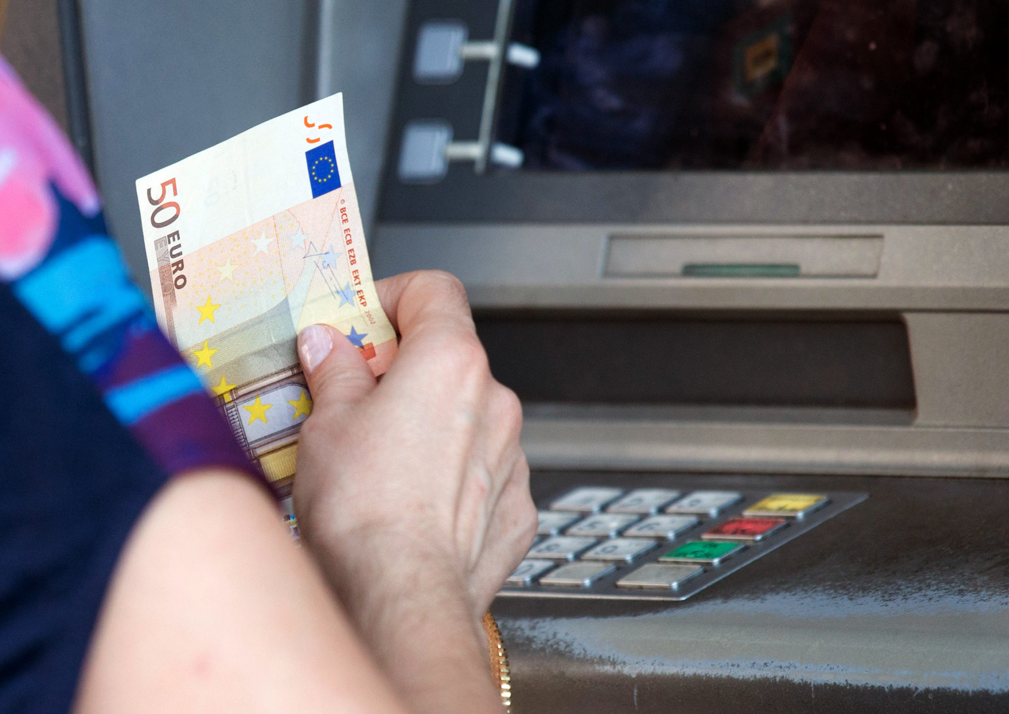 Sie heben Geld am Geldautomaten ab, aber es kommt kein Bargeld heraus. Machen Sie einen Schritt