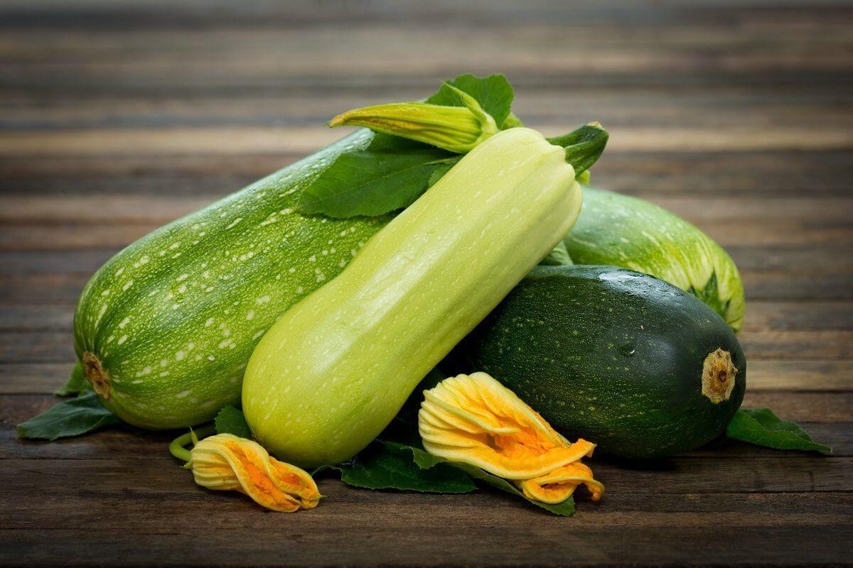 Viel besser als im Kühlschrank: Zucchini sind an diesem Ort bis zu 3 Monate haltbar.