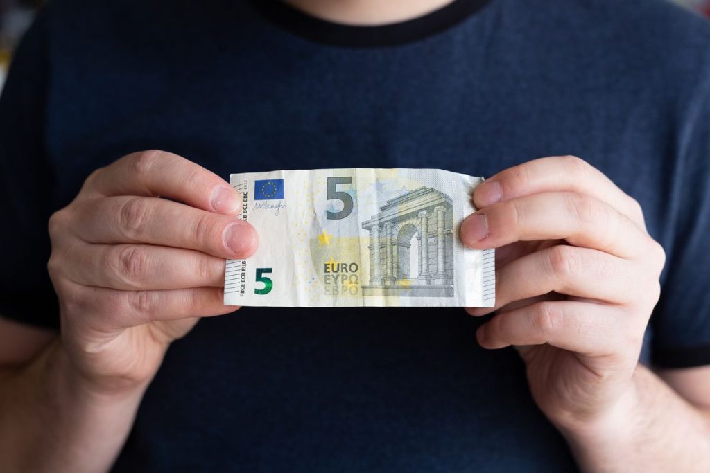 Gefälschte Banknoten an Geldautomaten: Wie man sie erkennt und eine Beschwerde bei der Bank einreicht
