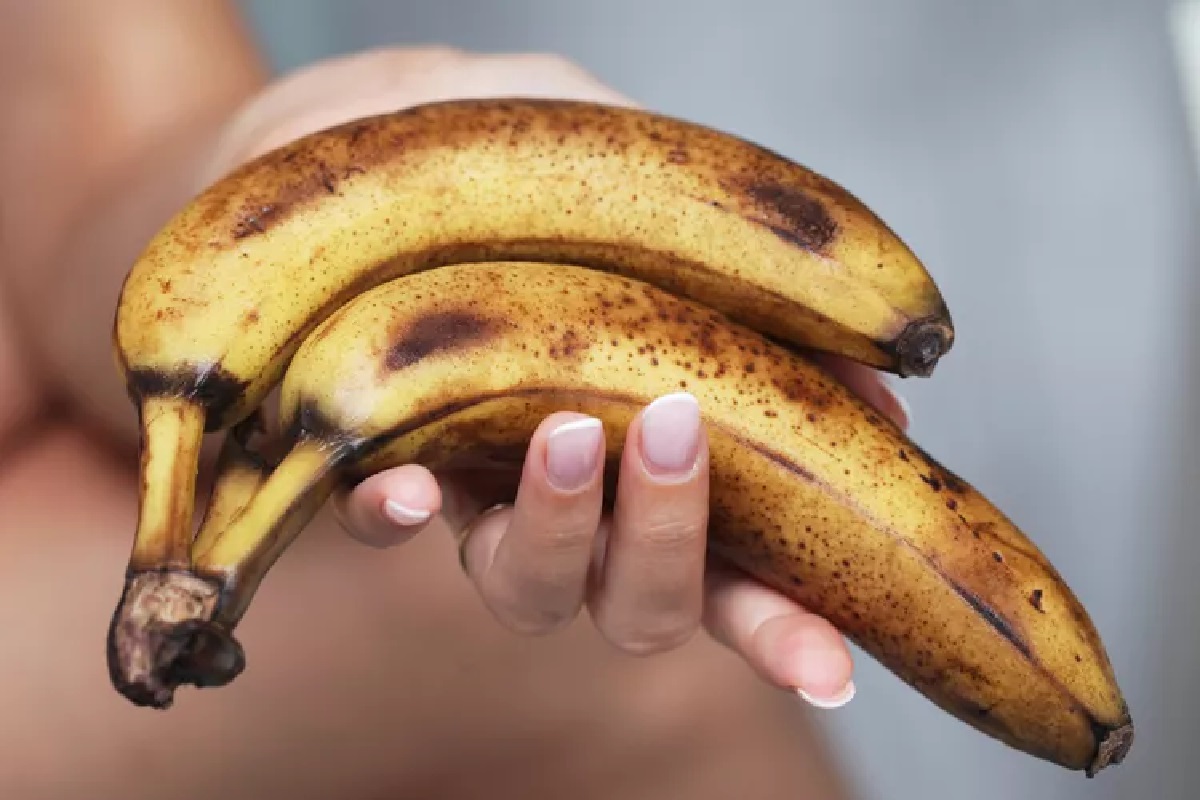 Nimm die Bananen aus der Schublade und wickle sie ein. So werden sie nicht schwarz und bleiben länger frisch.