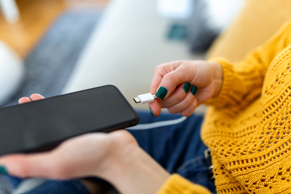 Wie man ein Smartphone richtig auflädt, damit der Akku länger hält