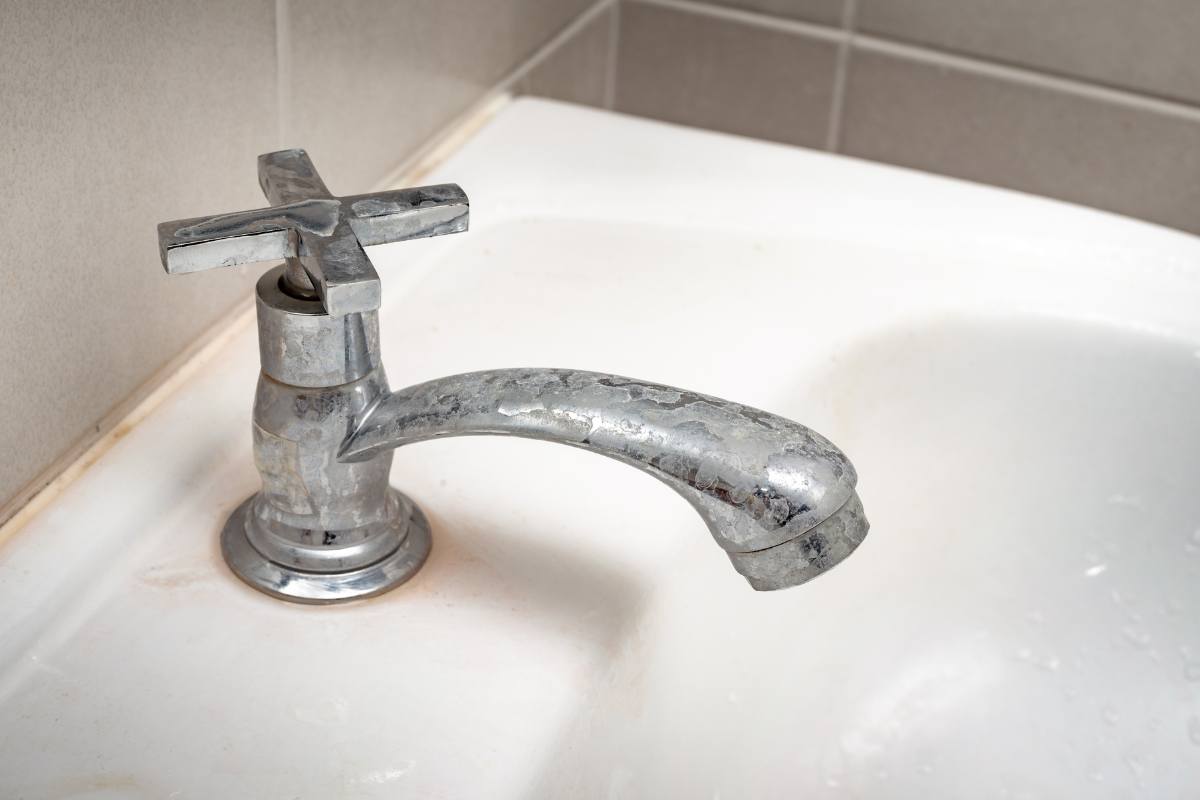 Reduzieren Sie mit dieser Einstellung Beschlag und Kalkablagerungen im Badezimmer, ohne Ihre Gewohnheiten zu ändern!