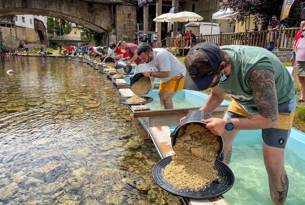 Ein Dorf in Asturien erlebt diese Woche erneut einen Goldrausch: „Man braucht nur eine Schaufel, eine Schale und viel Geduld.“ Die Berge und Flüsse im Westen Asturiens, in der Gemeinde Tineo, bergen Gold. Es wurde von den Römern entdeckt, die ganze Berge dem Erdboden gleichmachten, um es abzubauen. Heute wird weiter danach gesucht, allerdings nur zum Vergnügen.