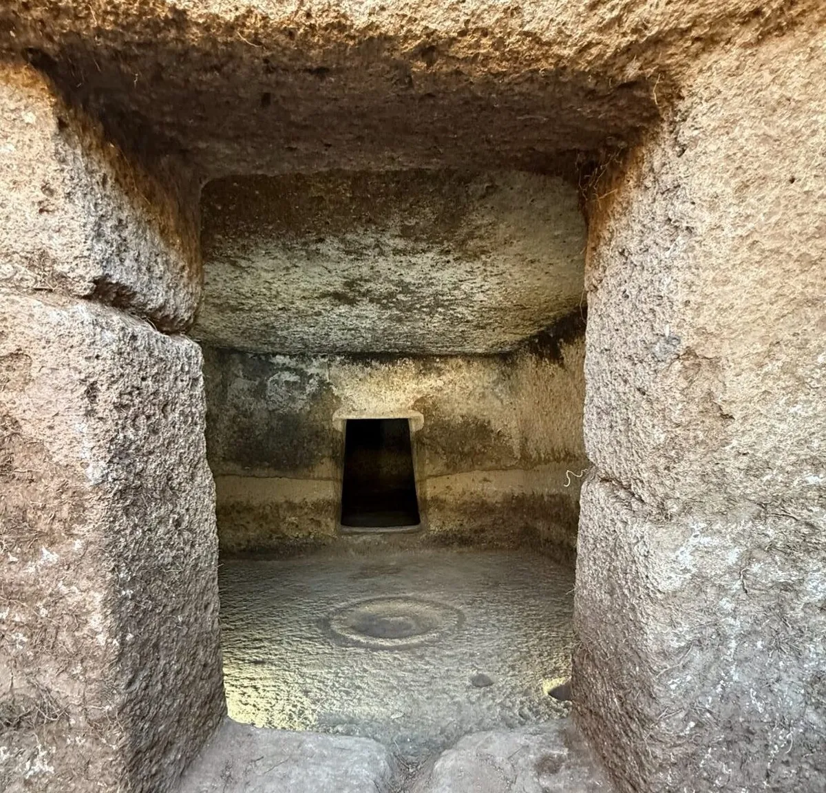 Drei neue Feenhäuser, die vor 5000 Jahren erbaut wurden: bedeutende archäologische Entdeckung in Italien.
