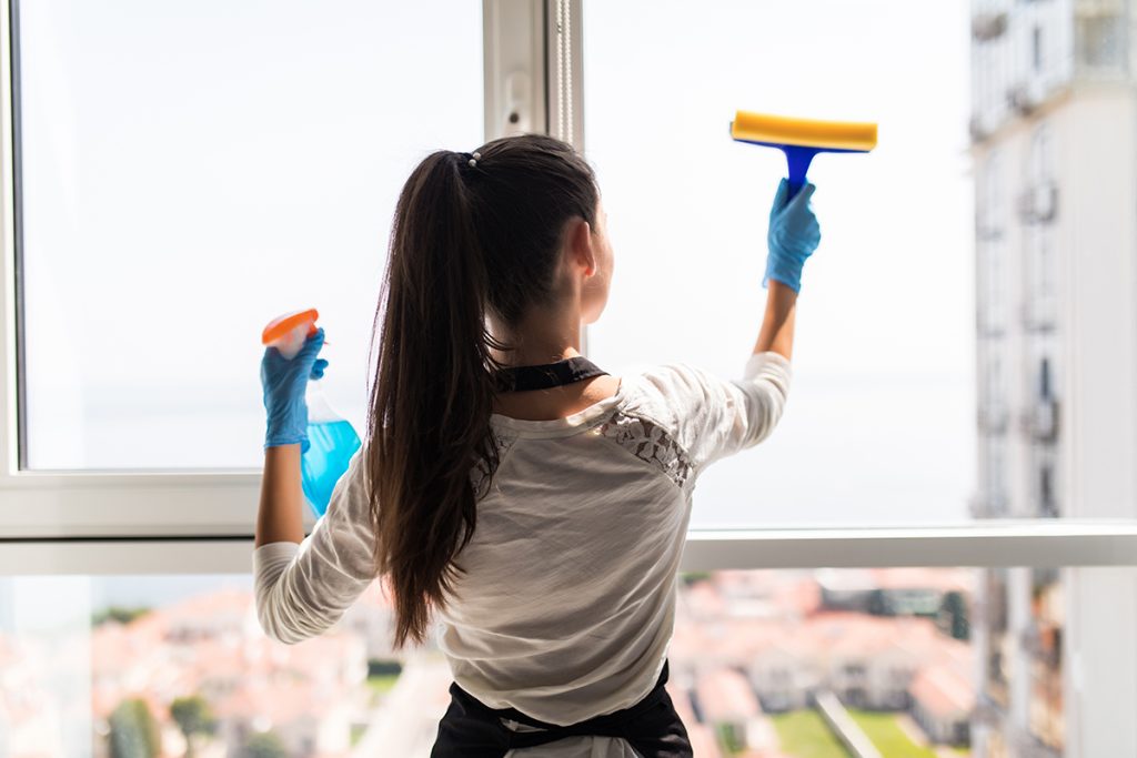 Weder Essig noch Backpulver: Die beste Methode, um Fenster ohne Streifen zu reinigen.