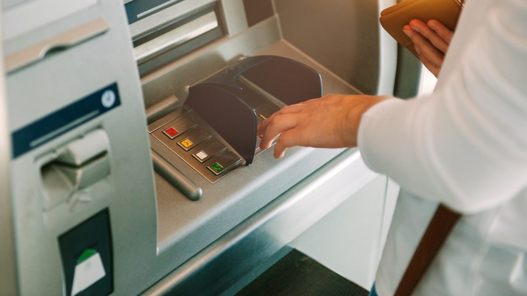 Sie heben Geld am Geldautomaten ab, aber es kommt kein Bargeld heraus. Machen Sie einen Schritt