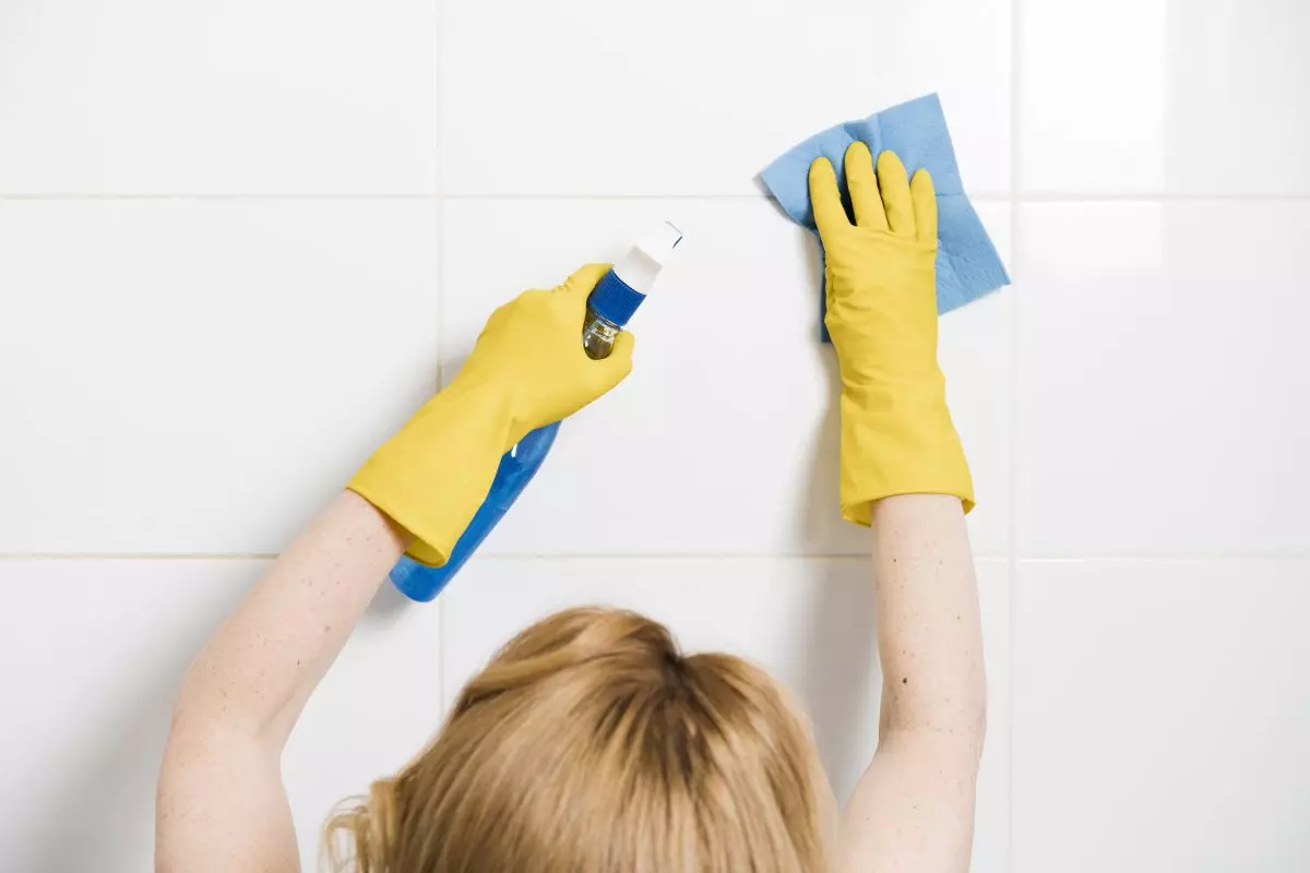 Desinfizieren Sie die Fliesen im Badezimmer und entfernen Sie Schimmel mit dieser Mischung, die Sie zu Hause zubereiten können