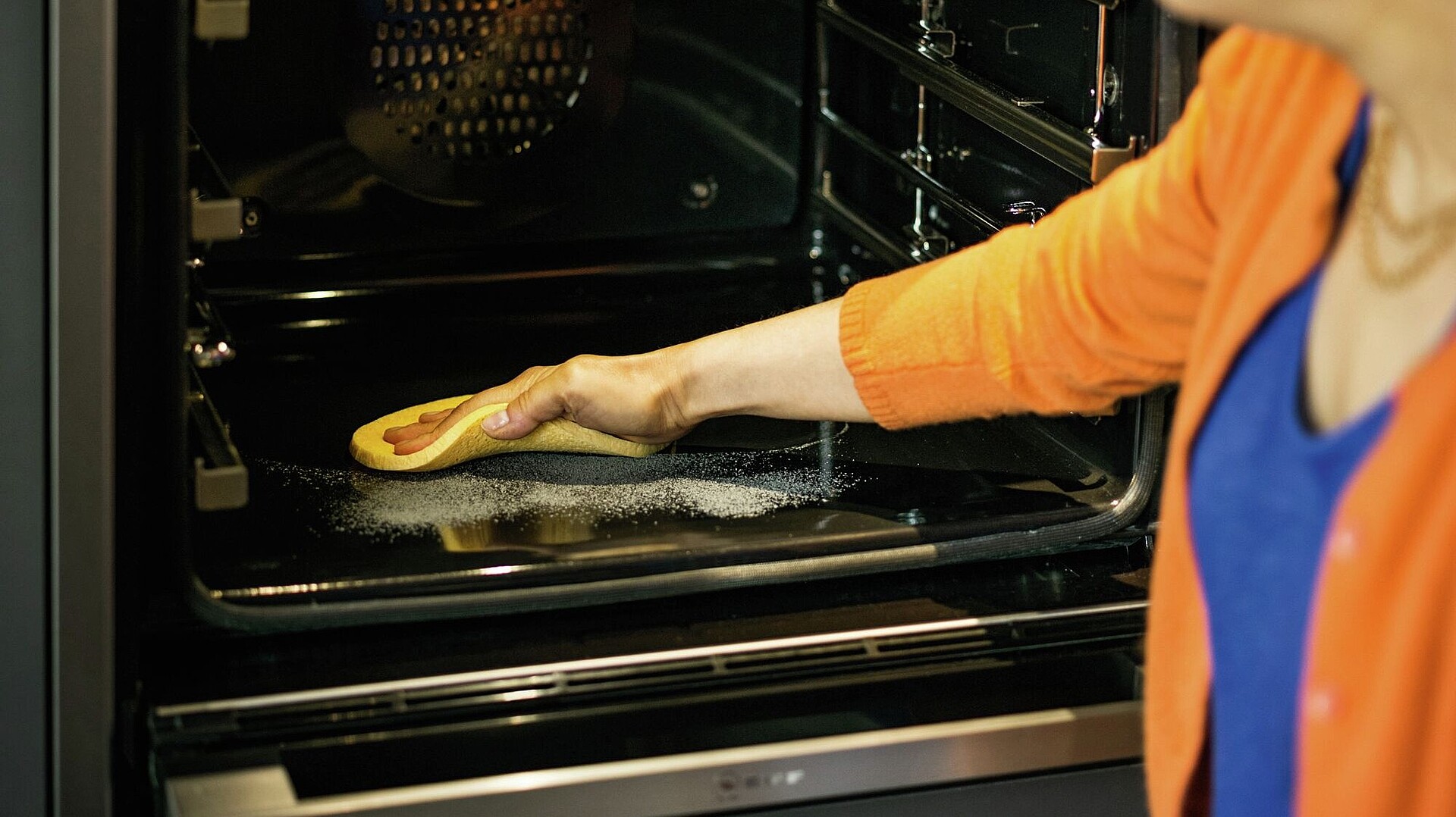Reinigungsexperte: „Um den Backofen gründlich zu reinigen, muss man ihn mit Essig benetzen und mit Backpulver bestreuen.“