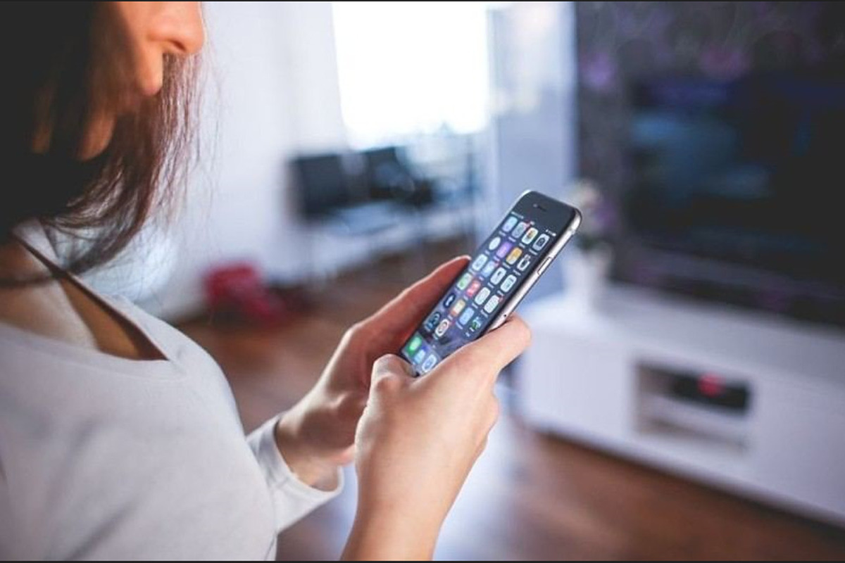 Menschen, die mit nur einem Finger auf ihrem Mobiltelefon schreiben, weisen die folgenden Merkmale auf.
