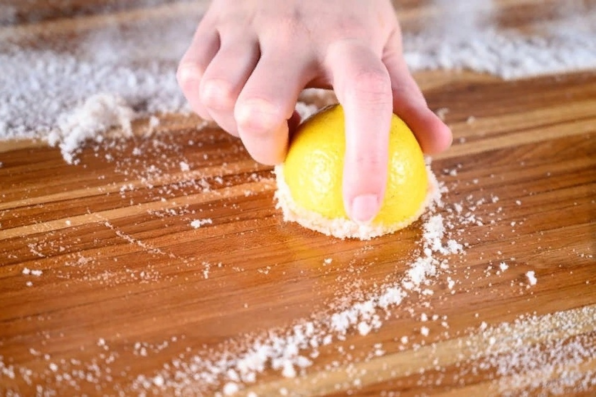 Wie reinigt man ein Schneidebrett? Ein hygienischer Fehler, der Ihre Familie gefährdet, auch wenn Sie es nicht wissen (und eine einfache Möglichkeit, ihn zu vermeiden)