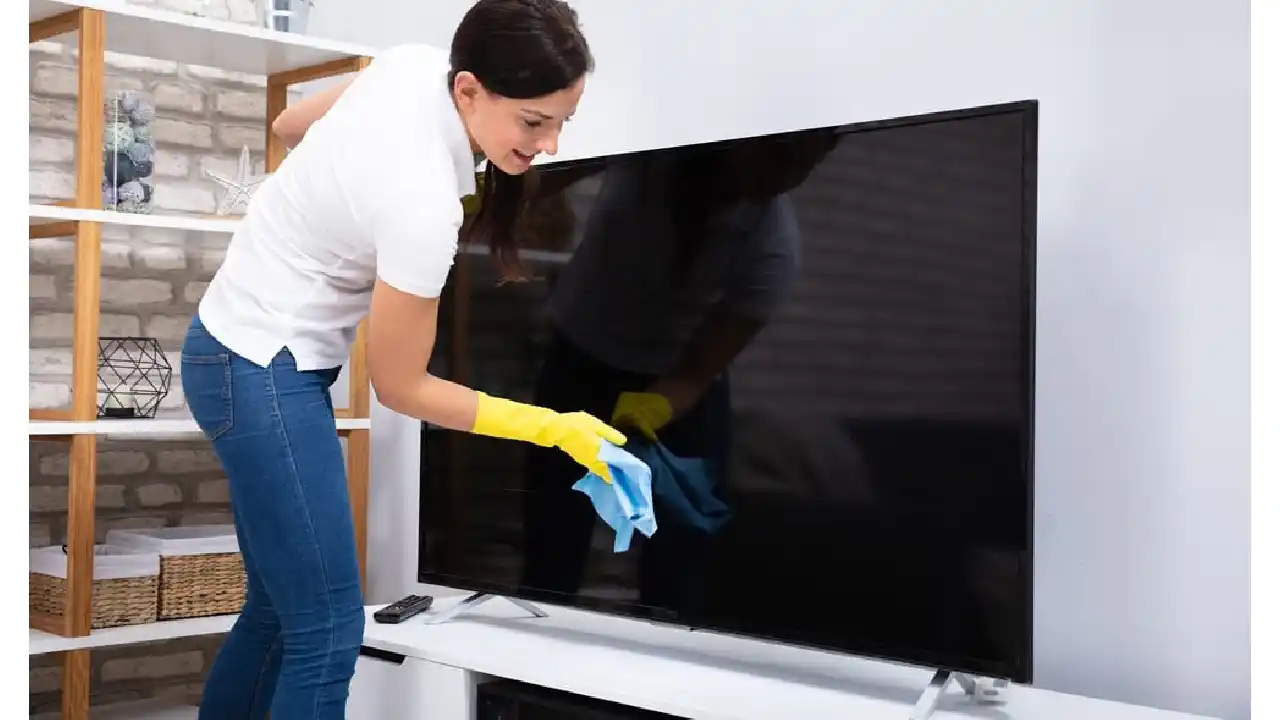 Waschen Sie niemals Ihren Fernseher damit. Er landet schneller auf der Müllhalde, als Sie denken.