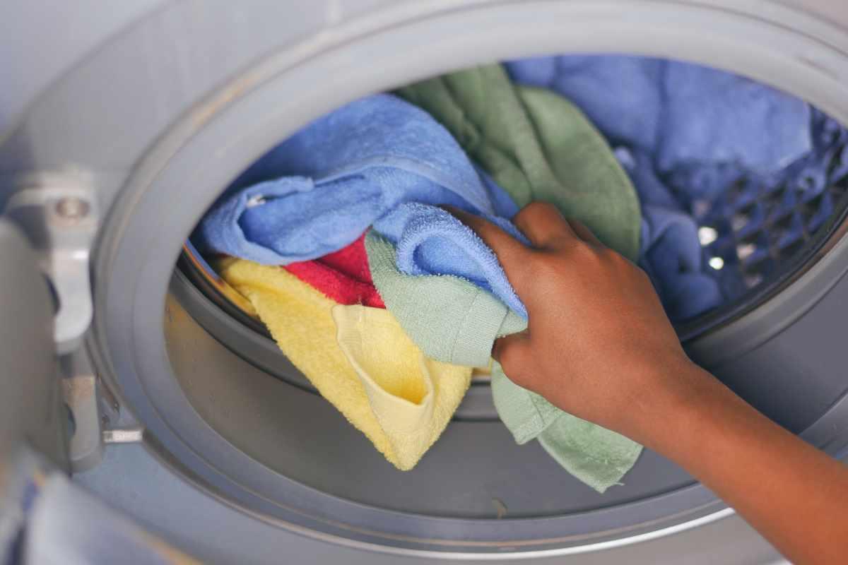 Dieser Tipp von Großmutter hilft Ihnen, das Ausbleichen Ihrer Kleidung zu vermeiden, ohne spezielle Tücher kaufen zu müssen