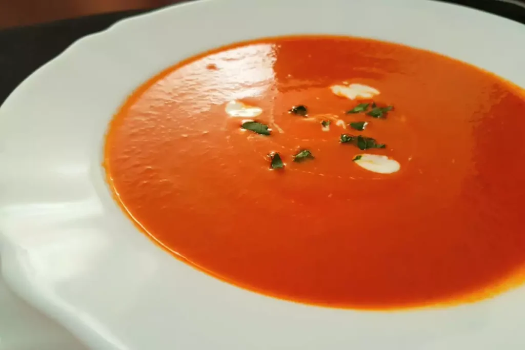 Am Ende der Zubereitung füge ich einen Löffel Tomatensauce hinzu. Sie verstärkt den Geschmack und verleiht dem Gericht eine samtige Konsistenz.