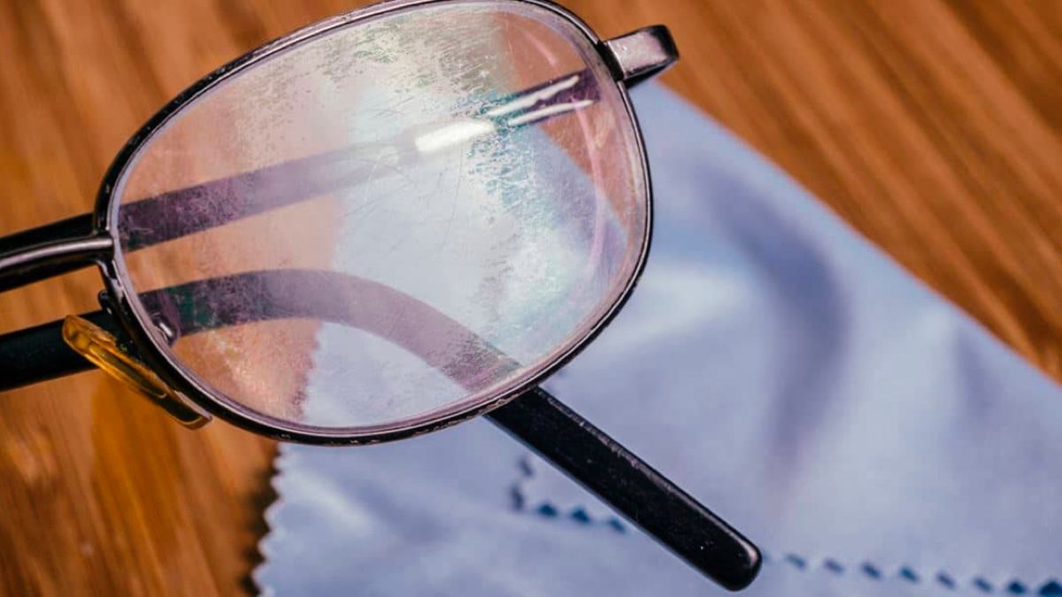Das magische Geheimnis der Brillenreinigung ohne Tücher und Lappen