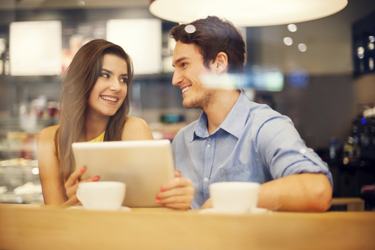 Die Psychologie des Flirts: Wie man erkennt, ob jemand mit einem flirtet oder sich nur höflich verhält