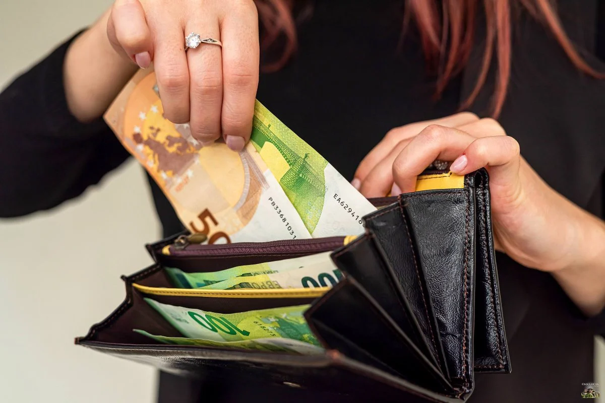 Die meisten Menschen falten ihre Banknoten so. Sie wissen nicht, wie viel man daraus „lesen“ kann.