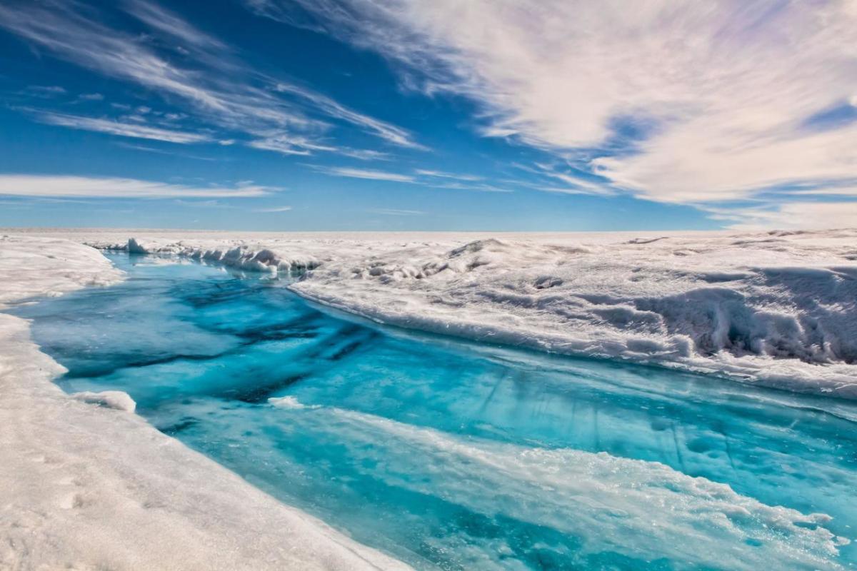 Grönland im Fokus der Wissenschaftler nach der Entdeckung eines versteckten Sees, der aktuelle Klimaprognosen widerlegt Internationale Forscher haben ein unerwartetes Phänomen dokumentiert, das eine Überarbeitung der Modelle zum Verhalten des Polareises und dessen Auswirkungen auf den Meeresspiegel erforderlich macht.