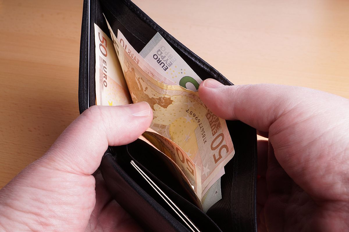 Wenn Sie die Banknoten in Ihrer Brieftasche nach ihrem Nennwert sortieren, sagt die Psychologie, dass Sie wahrscheinlich diese vier gemeinsamen Merkmale aufweisen.