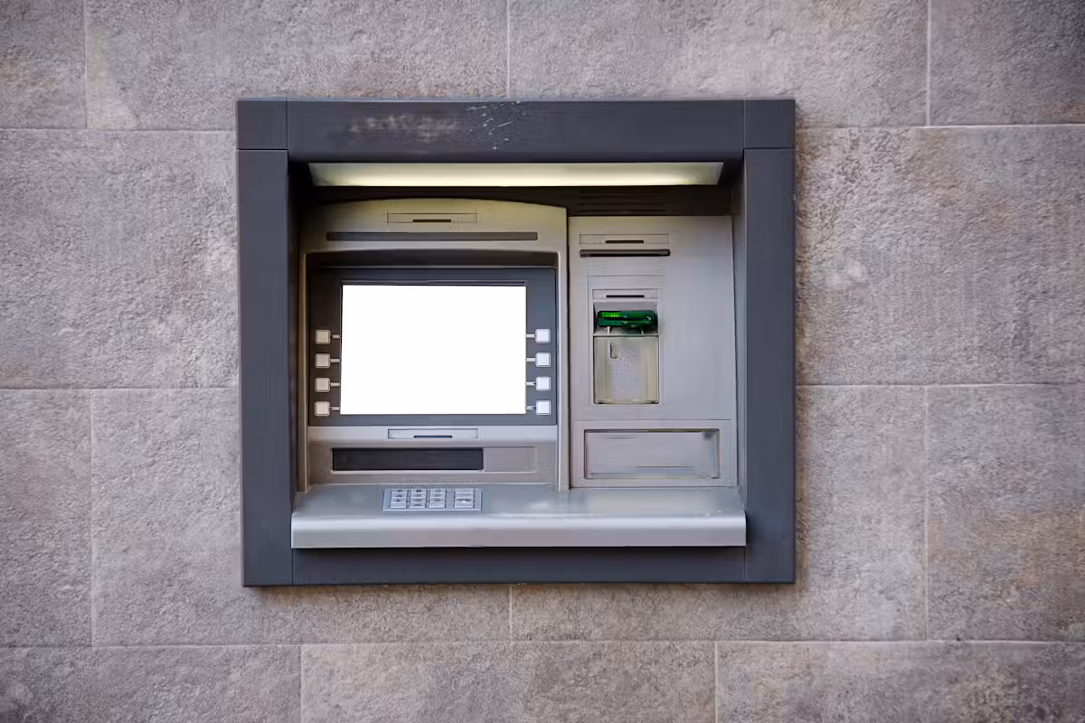 Große Veränderungen bei Geldautomaten. Sie werden keine Karten mehr akzeptieren. Wie kann man nun Bargeld abheben?