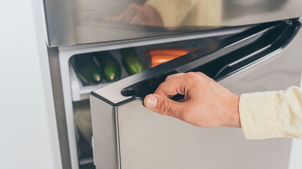 Was bedeutet es, wenn der Kühlschrank nachts laute Geräusche macht?