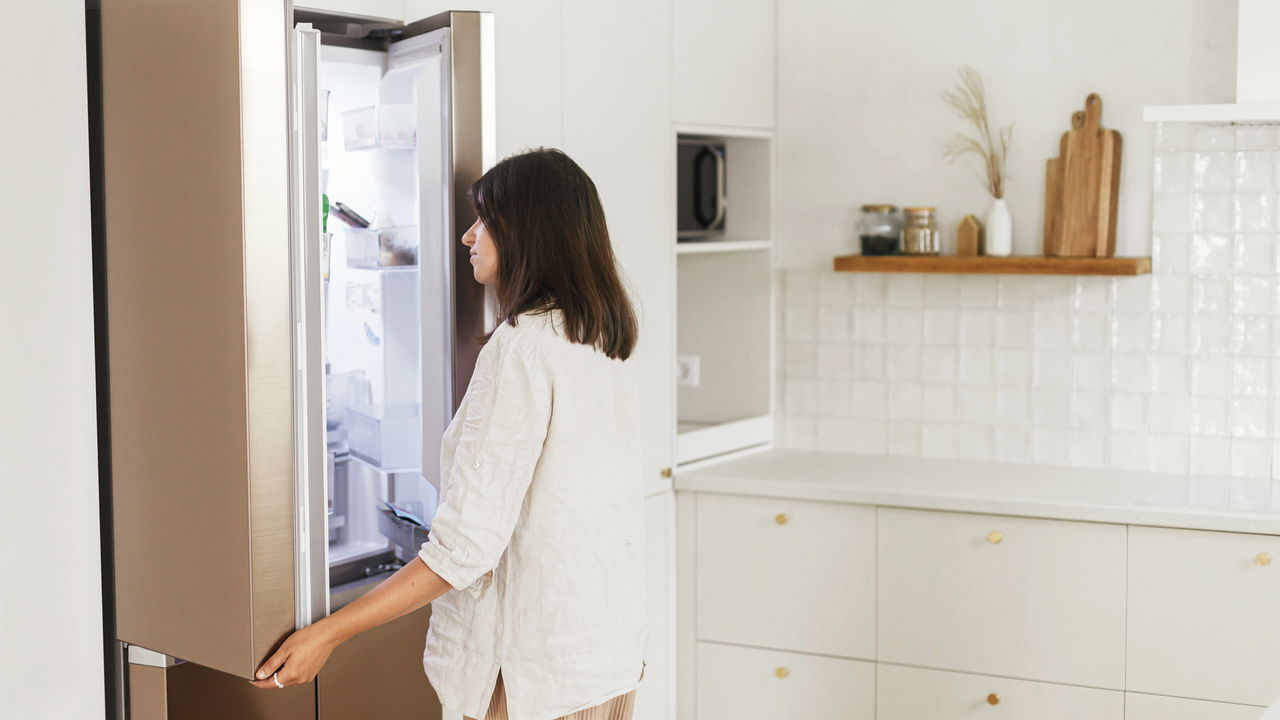Was bedeutet es, wenn der Kühlschrank nachts laute Geräusche macht?