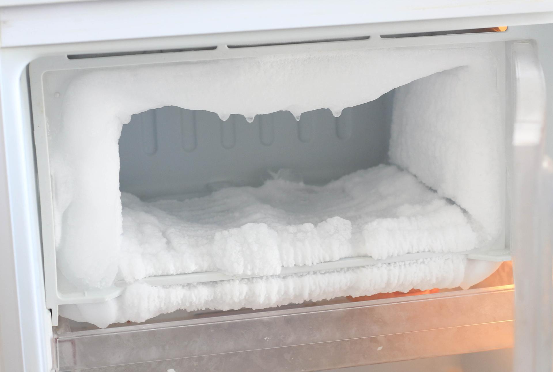 Ohne Kratzer und Beschädigungen: Eine einfache Methode, um Eis in 2 Minuten aus dem Gefrierschrank zu entfernen.