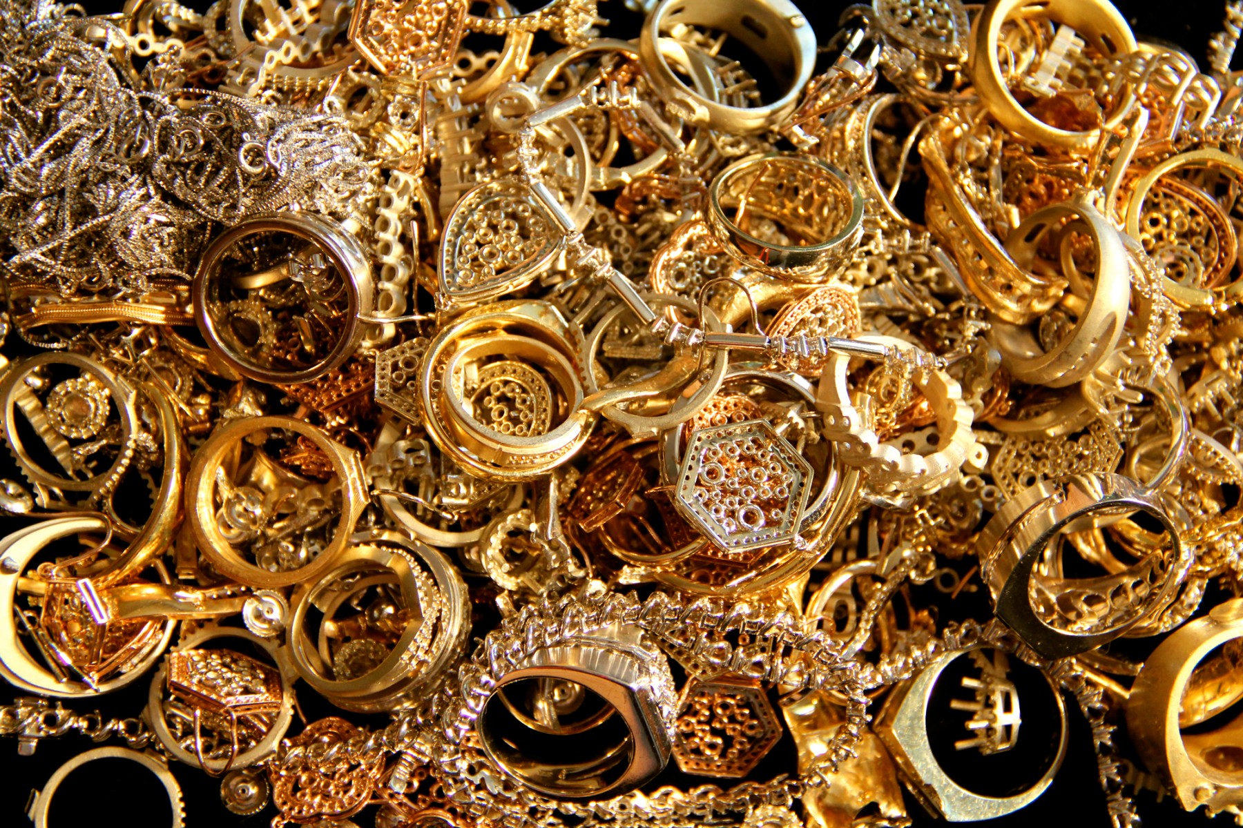 Archäologen sind von der Entdeckung eines verlassenen Dorfes mit einem unvorstellbaren Schatz begeistert: Hunderte von unberührten Edelsteinen und Goldmünzen.