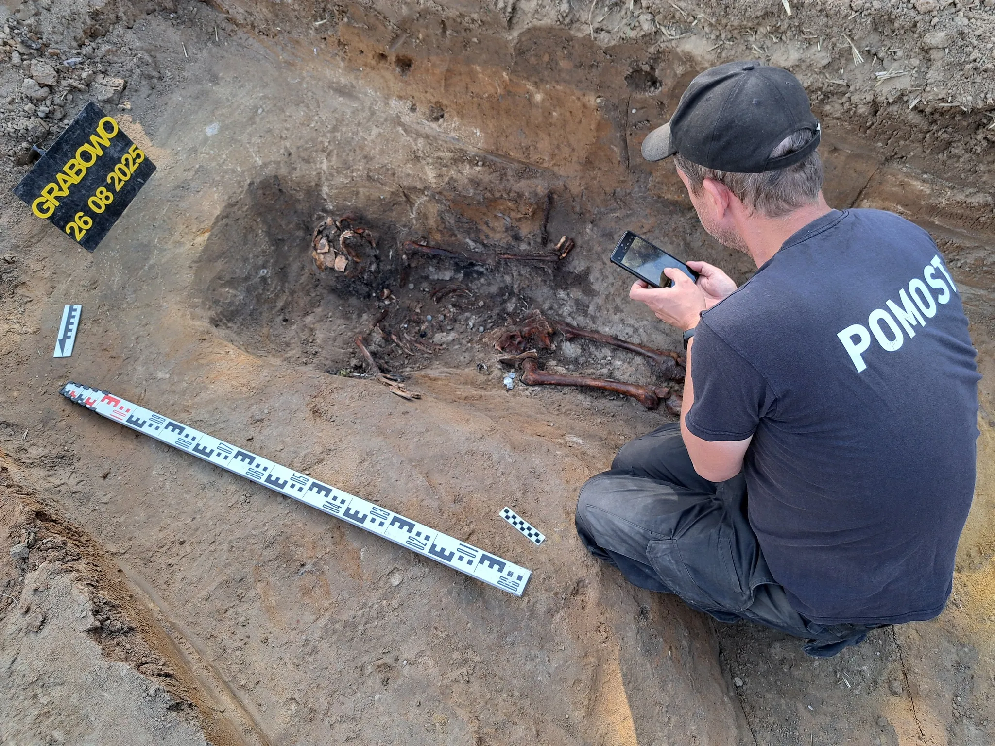 Das Grab eines deutschen Soldaten wurde in Polen entdeckt. Archäologen: Er wurde zu Tode geprügelt.