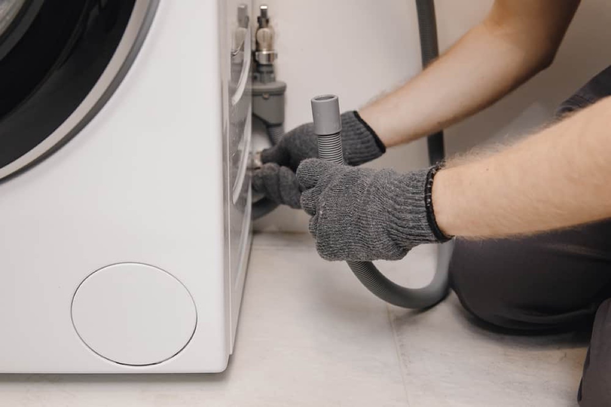 Die Waschmaschine pumpt kein Wasser ab? Erfahren Sie, wie Sie den Abfluss und den Filter schnell und sicher reinigen können